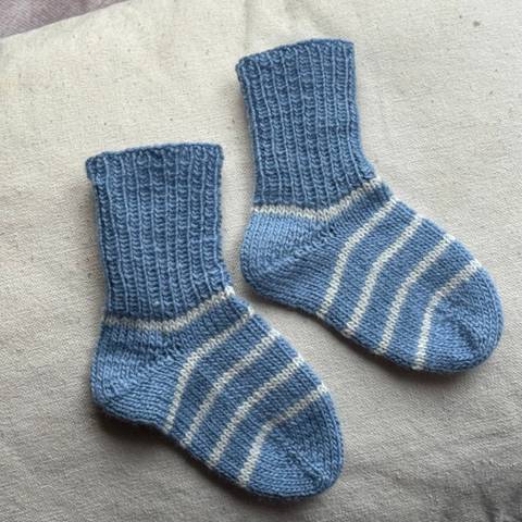 Strikkeoppskrift for Sommerullsokker baby